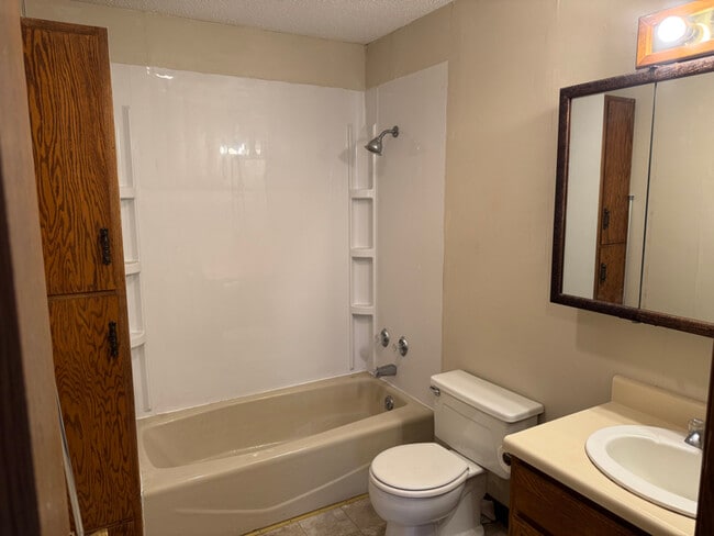 Photo - 480 12th Ave SW Unit 5