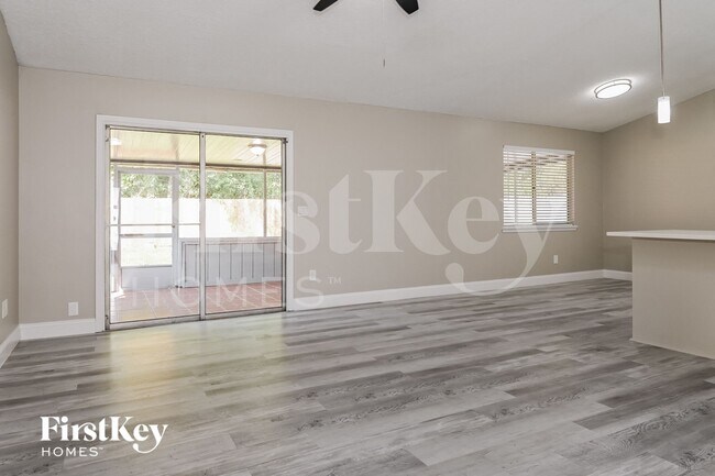 Photo - 810 Aries Rd W