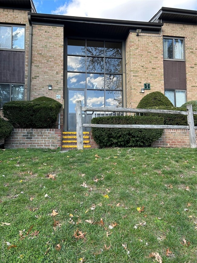 Building Photo - 7 Charles Ln Unit 2B