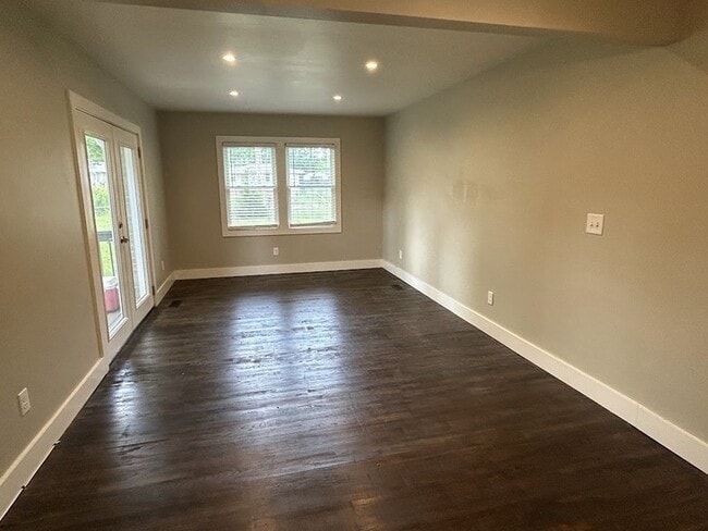 Photo - 1931 Stevens Dr NE