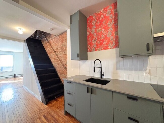 Photo - 328 James St N Unit 2