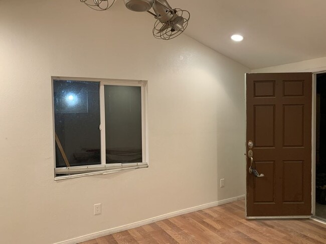 Photo - 1039 Barston Ave