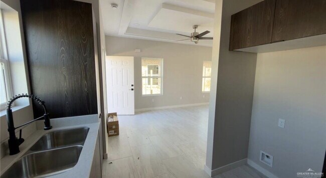 Photo - Amazing Brand new executive apartment in Edinburg