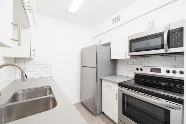 Building Photo - 1401 NE 17th Ct Unit 207