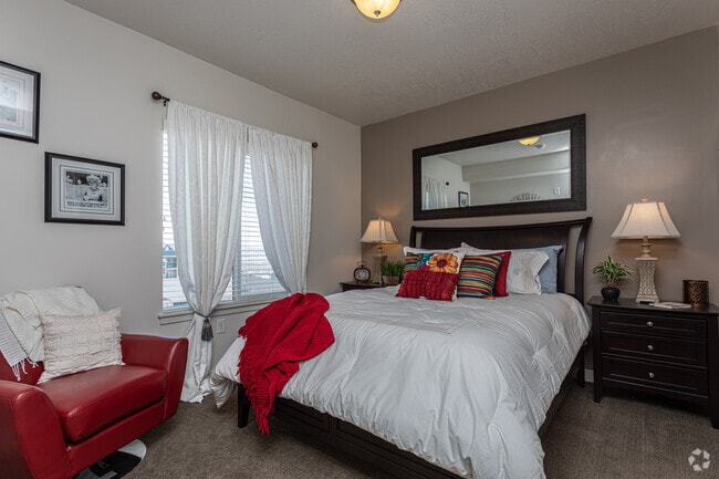 2BR, 2BA - 952 SF