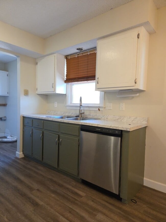 Photo - 3 Bed, 1 Bath, 1 Car Garage House for Rent in Bolivar, MO!