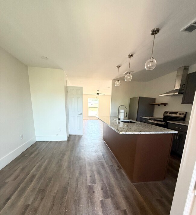 Photo - 1912 Sanford Dr