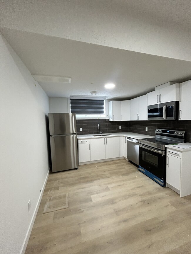 Building Photo - 6631-6642 42 Ave Unit 6631 Bsmt