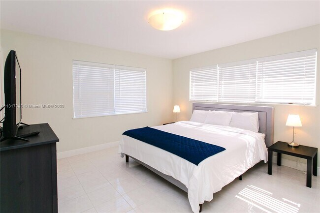 Photo - 951 Washington St