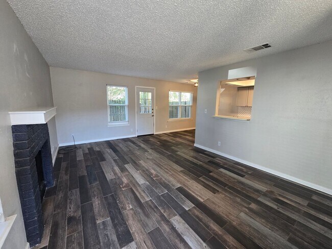 Photo - 8810 Springmail Cir Unidad B