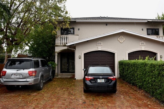 Building Photo - 3268 SW 25th Ter Unit 1a