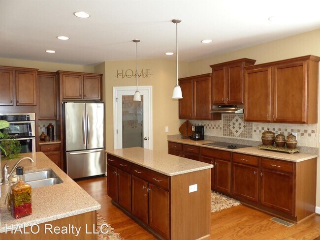 Photo - 4 br, 3.5 bath House - 105 Vaughan Street