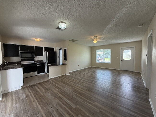 "Charming 1-Bed Oasis in Warm Mineral Springs - Cozy Living with 909 Sq Ft of Comfort!"