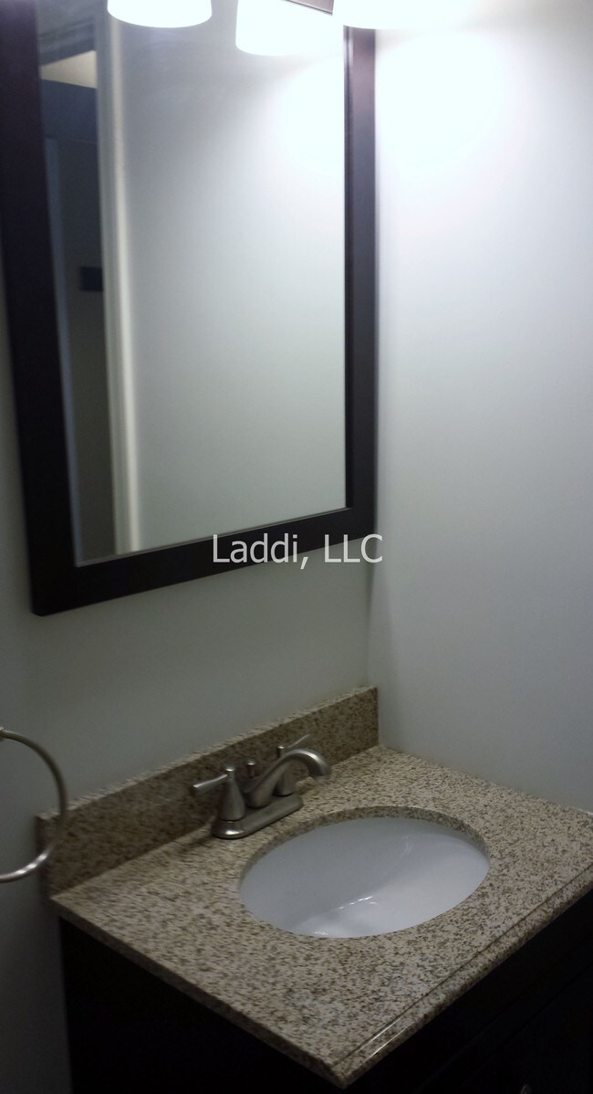 Attractive Bathroom - 5 Fernview Ave Unidad one