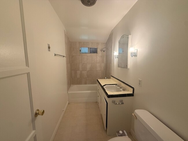 Photo - 2 Bedroom 1.75 Bathroom in Riverside