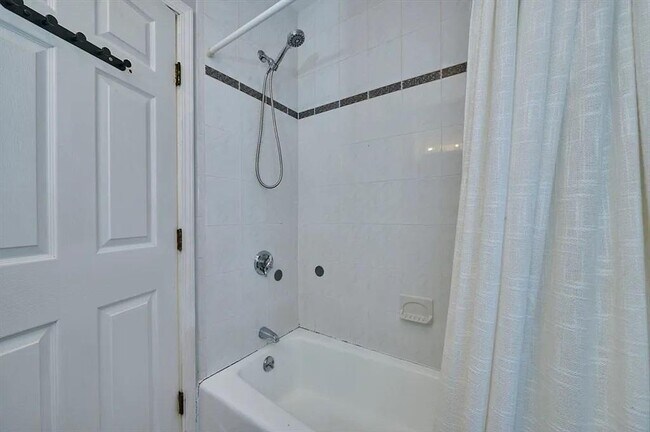 Photo - 220 Windsor St