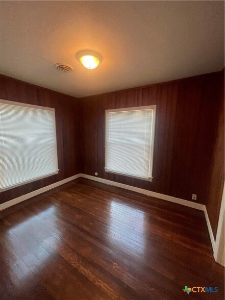 Photo - 211 Lackey St