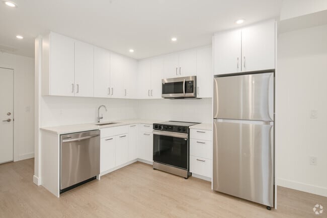 2BR, 1BA - 591SF - Kitchen
