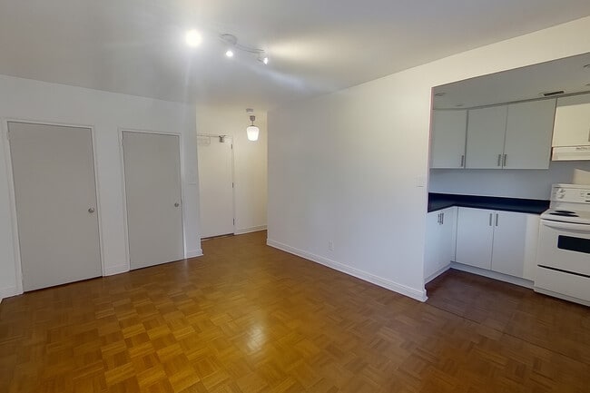 Living Area - 710 Spadina Av