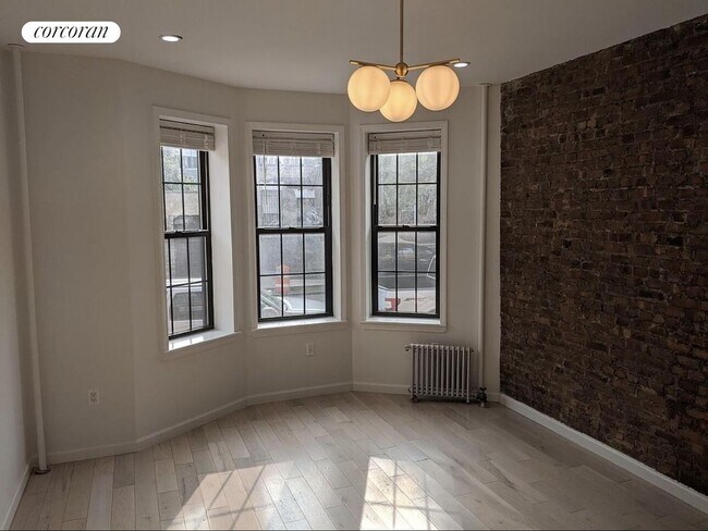 Photo - 582 E 28th St