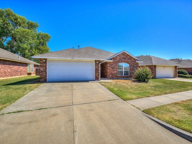 Building Photo - Charming home in Yukon + 3 bedrooms + 2 bathrooms