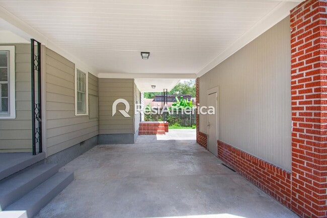 Photo - Newly Renovated 4 Bedroom home in Grahamwood!