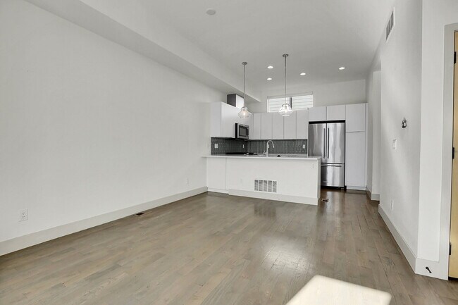 Photo - $3,200.00 - 2 Bedrooms, 2.2 Bathrooms, Tow...