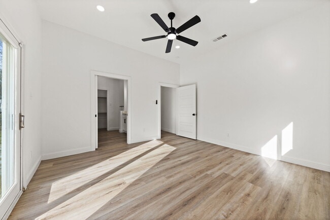 Photo - 1279 Bonham St