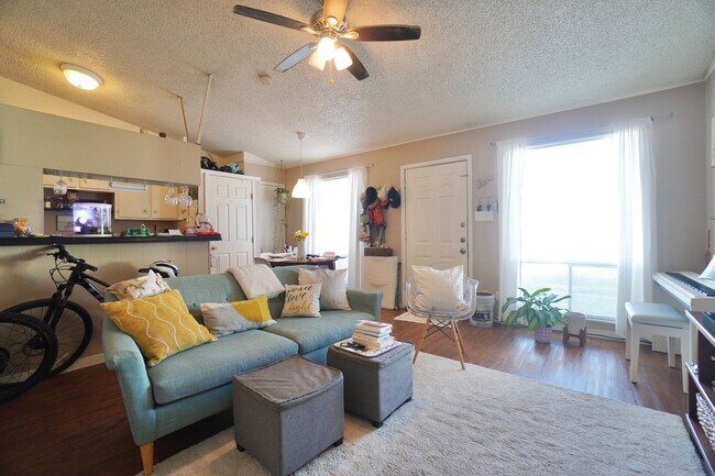 Photo - 618 W 51st St Unit 103