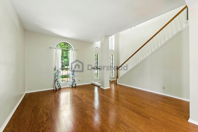 Photo - 2326 Oak Castle