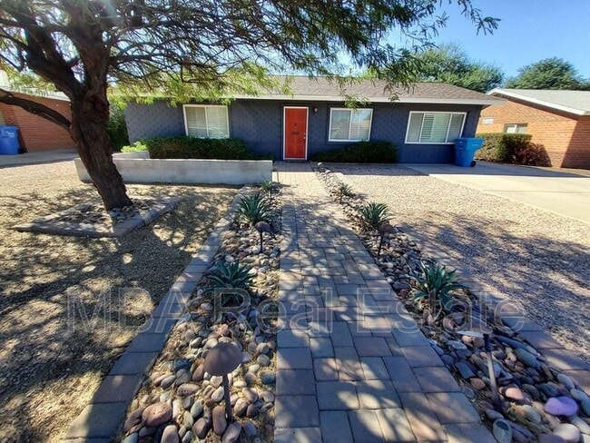 Building Photo - 2225 E Glenrosa Ave