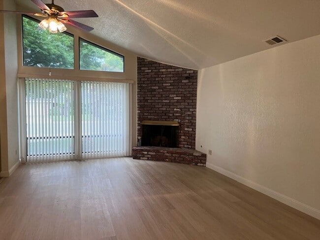 Photo - Spacious Greenhaven duplex with fresh paint, new laminate floors and vaulted ceilings. Unit 8121001002/41