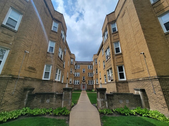 Building Photo - 6418 N Richmond St Unit 3A