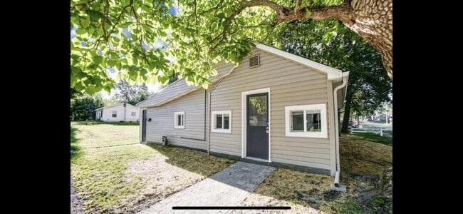 Building Photo - 908 E Garfield St