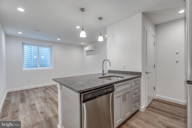 Building Photo - 751 N 43rd St Unit 101