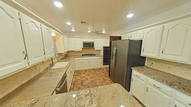 Photo - 709 NW Heinzwood Cir