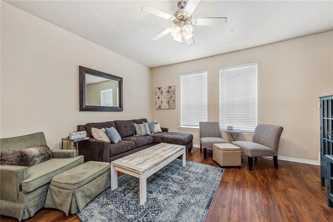 Photo - SUBLEASE Aug 11 2025 in Lakeridge Townhomes!