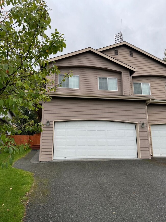 Building Photo - Beautiful, Conveniently Located Eagle River Townhome