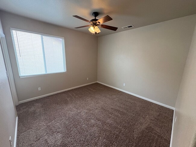 Photo - Spacious NW Visalia home Near Shopping Center Available Now!