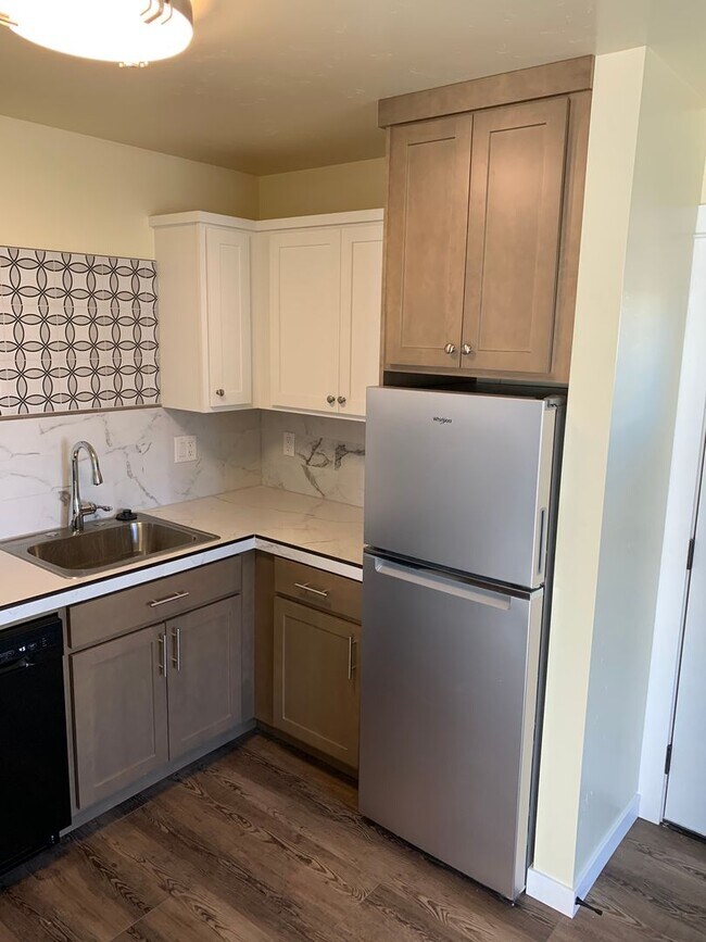 Photo - BEAUTIFUL SISTERS GROUND LEVEL APARTMENT, CLOSE TO DOWNTOWN! Unit A
