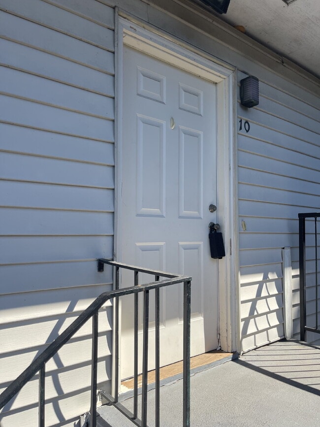 Building Photo - Charming 1-Bedroom Apartment with a Comfortable Layout Unit 10