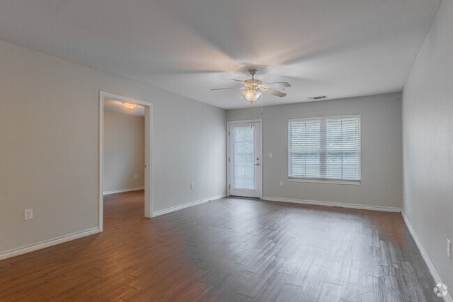 2BR, 1BA - 998SF - Living Room - Mission Village of Jacksonville