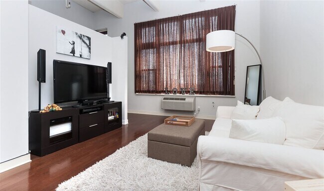 Building Photo - 1500 Hudson St Unit 7N