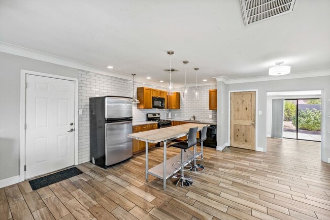 Building Photo - Luxury housing ,Close to U of A! Newly Ren...