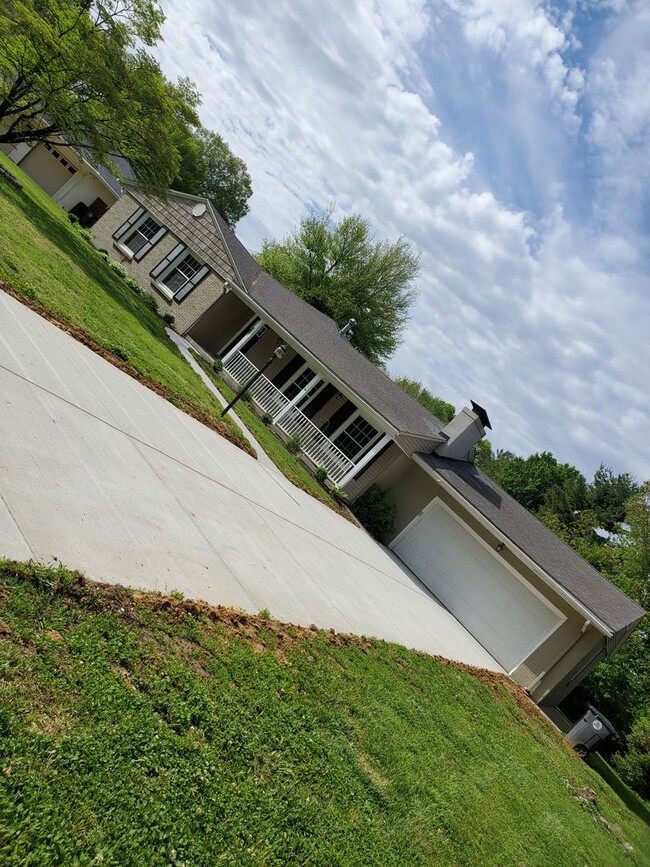Building Photo - 4 Bed 2 bath newly remodeled Rental