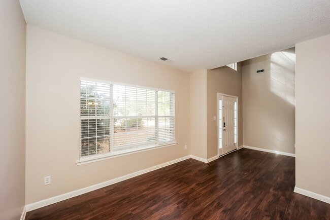 Photo - 19 Woodlake Dr