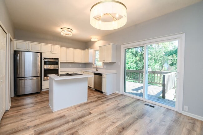 Photo - 5 bedroom / 2.5 bathroom Home for Rent in ...