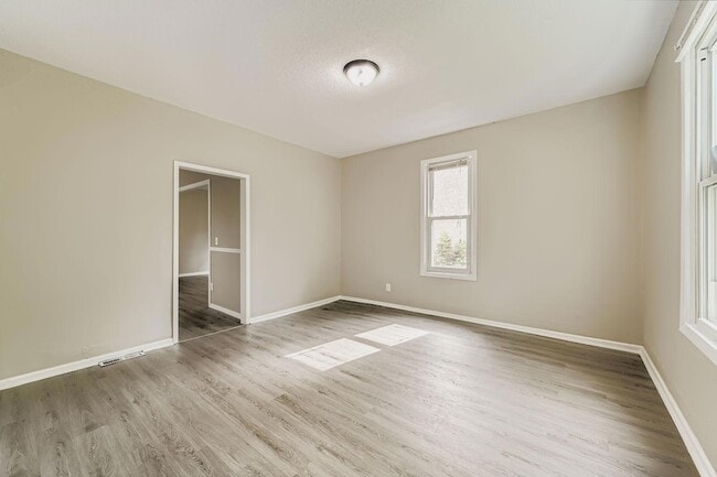 Photo - 707 Jenks Ave E