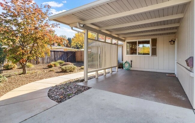 Photo - $300 OFF 1st Month's RENT!! - East Medford...