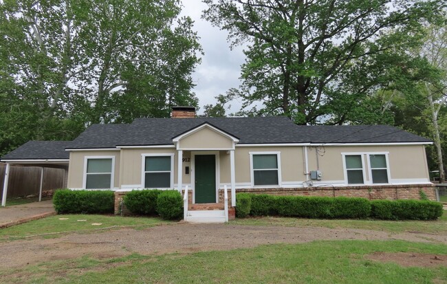 Building Photo - Charming 3 Bedroom, 2 Bath Home w/Den!